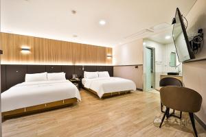 Postel nebo postele na pokoji v ubytování Brown Dot Hotel Guun