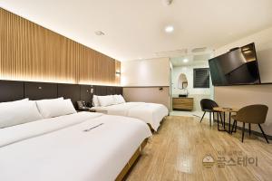 Postel nebo postele na pokoji v ubytování Brown Dot Hotel Guun