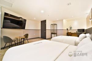 Postel nebo postele na pokoji v ubytování Brown Dot Hotel Guun