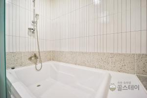 Koupelna v ubytování Brown Dot Hotel Guun