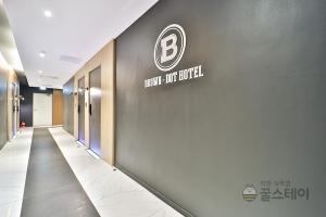 Certifikát, hodnocení, plakát nebo jiný dokument vystavený v ubytování Brown Dot Hotel Guun