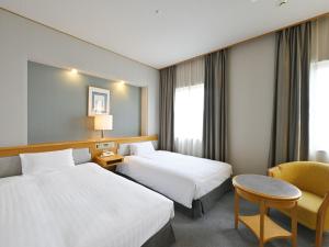 Postel nebo postele na pokoji v ubytování Rihga Hotel Zest Takamatsu