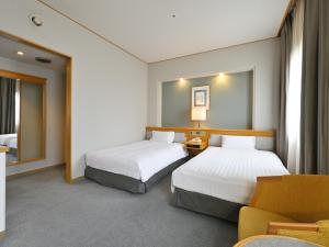Postel nebo postele na pokoji v ubytování Rihga Hotel Zest Takamatsu