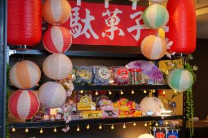 大阪市にある黒門クリスタルホテルの提灯と看板がいっぱいの棚