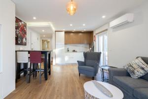 Posezení v ubytování GuestReady - Stylish stay with balcony in Gaia + 22 fotografií