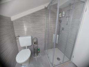 Koupelna v ubytování Apartment Dunja with Panoramic View + 14 fotografií