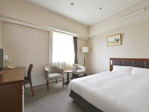Postel nebo postele na pokoji v ubytování Rihga Hotel Zest Takamatsu