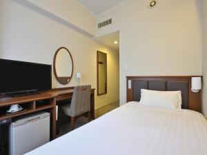 Postel nebo postele na pokoji v ubytování Rihga Hotel Zest Takamatsu