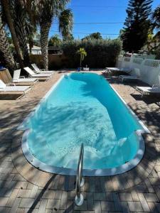 einen großen blauen Pool auf einer Terrasse in der Unterkunft Sun, Sand, Coastal Haven 2 in Clearwater Beach