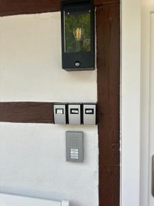 una puerta con TV en la pared en Casa La Fattoria Sole, en Unterflockenbach