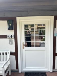 una persona tomando una foto de una puerta de entrada en Casa La Fattoria Sole, en Unterflockenbach