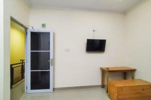 Urbanview Botania Meeting Point Batam by RedDoorz的电视和/或娱乐中心