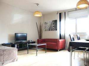 TV a/nebo společenská místnost v ubytování Mar Bella Beach Apartments + 12 fotografií