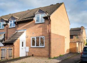 a brick house with a white door at Stylish 2 BR Parking 7 mins Oxford 14 Bicester in Kidlington
