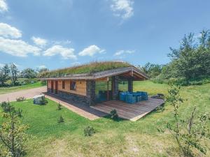 Taman di luar Chalets Resort