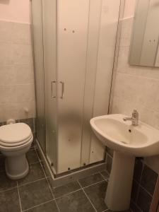 une salle de bains avec toilettes et lavabo dans l'établissement Adriatica 21 zona centrale, à Montalto di Castro