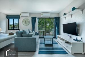 TV a/nebo společenská místnost v ubytování Studio Apartment by the Sea E413