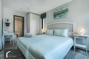 Postel nebo postele na pokoji v ubytování Studio Apartment by the Sea E413 + 29 fotografií