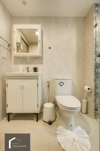 Koupelna v ubytování Studio Apartment by the Sea E413