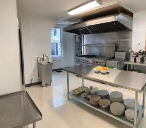 een grote keuken met een aanrecht met borden erop bij The Lunablu Lodge Sunday River in Bethel