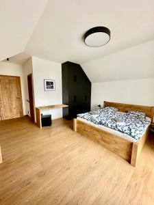 Una cama o camas en una habitación de Chalupa Jestřabí