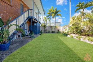un patio de una casa con césped verde en Oasis On Rice Street Downstairs, en Rockhampton