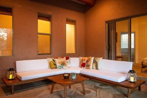 O zonă de relaxare la Enchanted Adobe Hideaway Whot Tub & Giant Chess