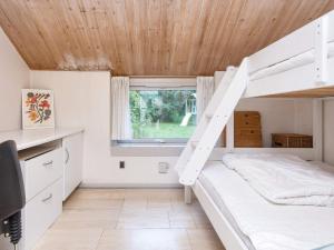 une chambre avec un lit superposé et une fenêtre dans l'établissement 8 person holiday home in Oksbøl-By Traum, à Oksbøl 33 autres photos