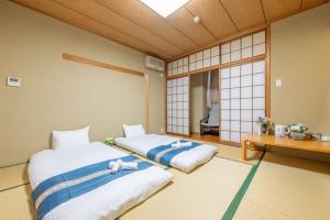 Giường trong phòng chung tại Plaza In Miyakojima hotel