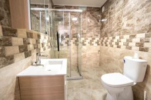 łazienka z toaletą, umywalką i prysznicem w obiekcie New Apartment in quiet area no 1 w mieście Bitola +12 zdjęć