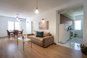 salon z kanapą i stołem w obiekcie New Apartment in quiet area no 1 w mieście Bitola