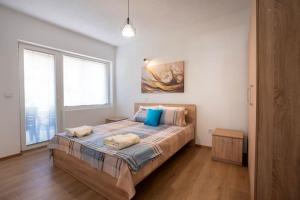 sypialnia z dużym łóżkiem i niebieskimi poduszkami w obiekcie New Apartment in quiet area no 1 w mieście Bitola