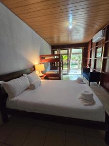 Postel nebo postele na pokoji v ubytování Tortuguero Hill Rooms + 37 fotografií