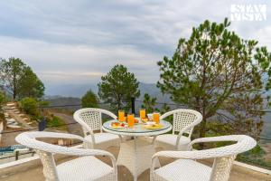 Galeriebild der Unterkunft StayVista at Luna Nova with Outdoor Pool - Ranikhet in Rānīkhet