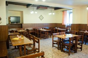 Televízia a/alebo spoločenská miestnosť v ubytovaní Hotel Na Velké hospodě
