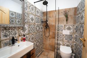 łazienka z prysznicem, toaletą i umywalką w obiekcie Aparthotel Hom at Vintgar w mieście Zgornje Gorje