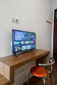 TV a/nebo společenská místnost v ubytování Surya Abadi Guest House Syariah + 16 fotografií