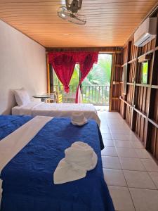 Postel nebo postele na pokoji v ubytování Tortuguero Hill Rooms