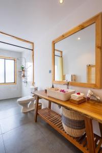 Un baño con lavabo y un espejo grande. en Man Villa -sunset Outdoor Jacuzzi 8min To Oldtown, en Hoi An 30 fotos más