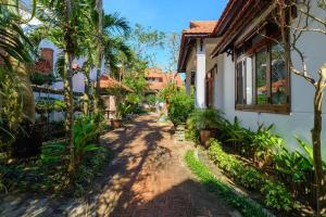 una strada sterrata di fronte a una casa di Villa De Exotica - Vesta Collections a Hoi An