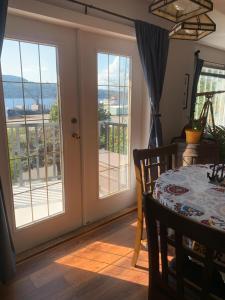 een eetkamer met een tafel en uitzicht op de oceaan bij Best Bed and Breakfast in Port Alberni