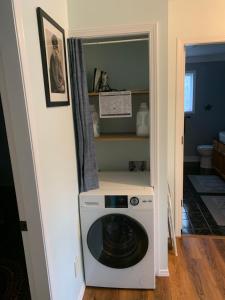 een wasmachine en droger in een kleine kamer bij Best Bed and Breakfast in Port Alberni