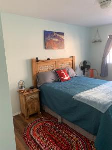 een slaapkamer met een bed met twee kussens erop bij Best Bed and Breakfast in Port Alberni