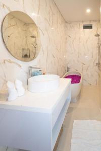 Koupelna v ubytování Letto 1 - PROMO -Brand NEW - 2BDR - Huge Pool - Canggu!