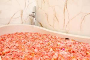 Fotografie z fotogalerie ubytování Letto 1 - PROMO -Brand NEW - 2BDR - Huge Pool - Canggu! v destinaci Canggu