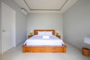 Postel nebo postele na pokoji v ubytování Letto 1 - PROMO -Brand NEW - 2BDR - Huge Pool - Canggu!