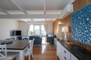 O bucătărie sau chicinetă la Blue Cottage Bay Views - Walk To Blairgowrie Beach & Village