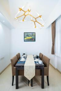 EAST VIEW RESIDENCES Building Tower B#Amazing view! access Phnom Penh! Max 2-4ppl電視和／或娛樂中心 +37 張相片