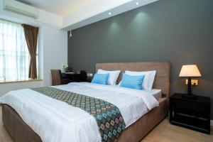 EAST VIEW RESIDENCES Building Tower B#Amazing view! access Phnom Penh! Max 2-4ppl房間的床