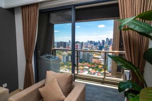 EAST VIEW RESIDENCES Building Tower B#Amazing view! access Phnom Penh! Max 2-4ppl陽台或露臺